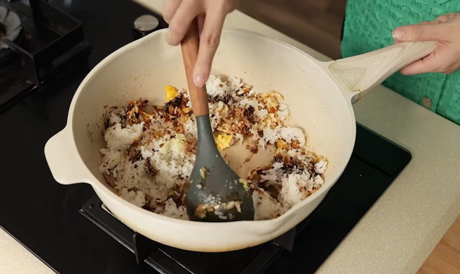Memasak Nasi Goreng Tek-tek ala Chef Devina. (YouTube)